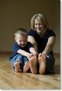stretch-activities-mother-and-toddlers